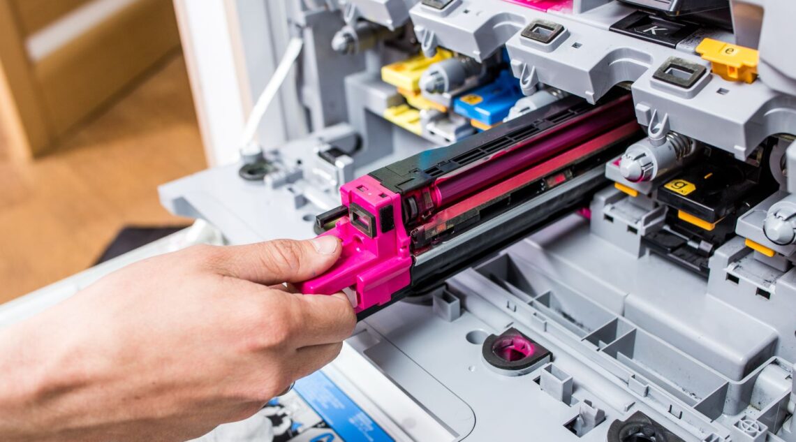Technik D-SYSTEM wymienia bęben światłoczuły w kolorowej kserokopiarce